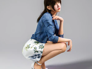 Kucająca dziewczyna szuka 001 Model 3D