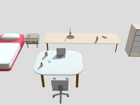 टेबल, कंप्यूटर, बिस्तर, फ़ोन, कुर्सियाँ, रेफ्रिजरेटर, दराज, फूल के बर्तन और बहुत कुछ 3D मॉडल