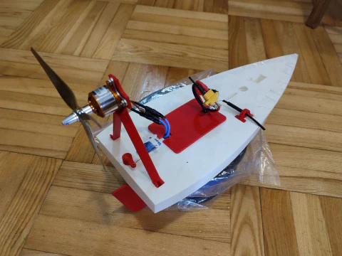 带空气螺旋桨的遥控船 3D 打印模型