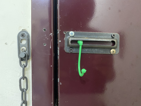 Door Chain Lock Hook 3D Printed Security Add-on Modelo de Impressão 3D
