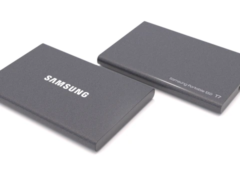 Przenośny dysk SSD Samsung T7 Titan w kolorze szarym Model 3D